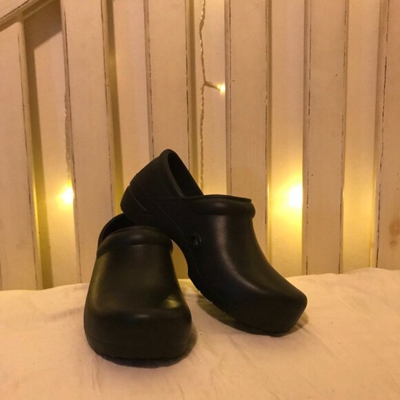Unisex slip resistant black nursing clogs, black rubber nursing shoes, size 7 - Picture 1 of 5